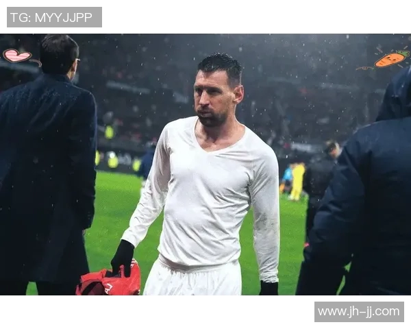 梅西在足球场上的比赛位置分析与战术角色探讨