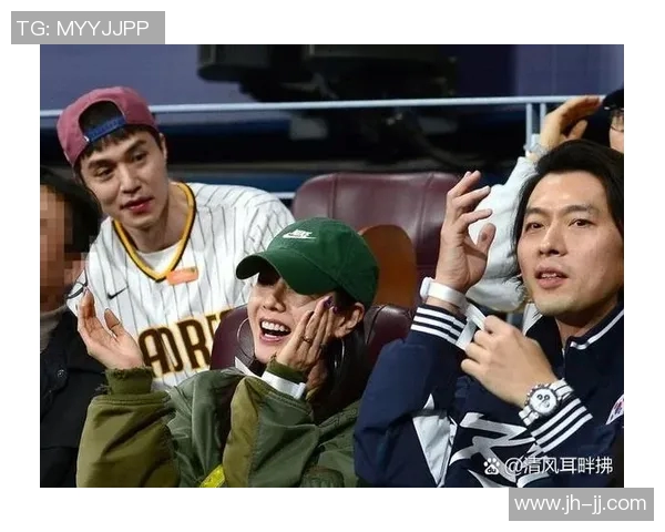 两个足球巨星同框合影展现友谊与竞技精神的精彩瞬间